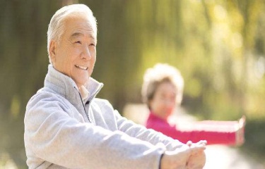推進醫養結合，加快老齡事業和產業發展