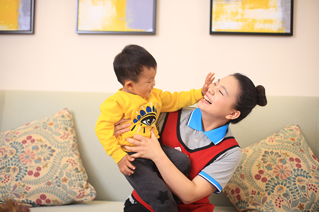 家庭早教師需要什么條件？早教師與幼兒園老師哪個職業好？