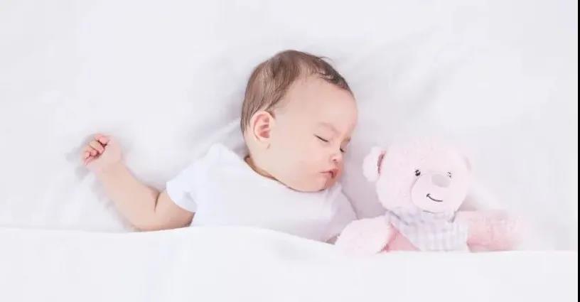 不哄奶也能讓寶寶安靜入睡？月嫂育嬰師告訴你2個妙招！