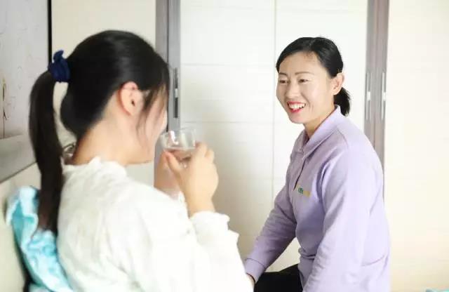 月嫂上戶時如何與雇主家人友好溝通？聽聽金牌月嫂怎么說！