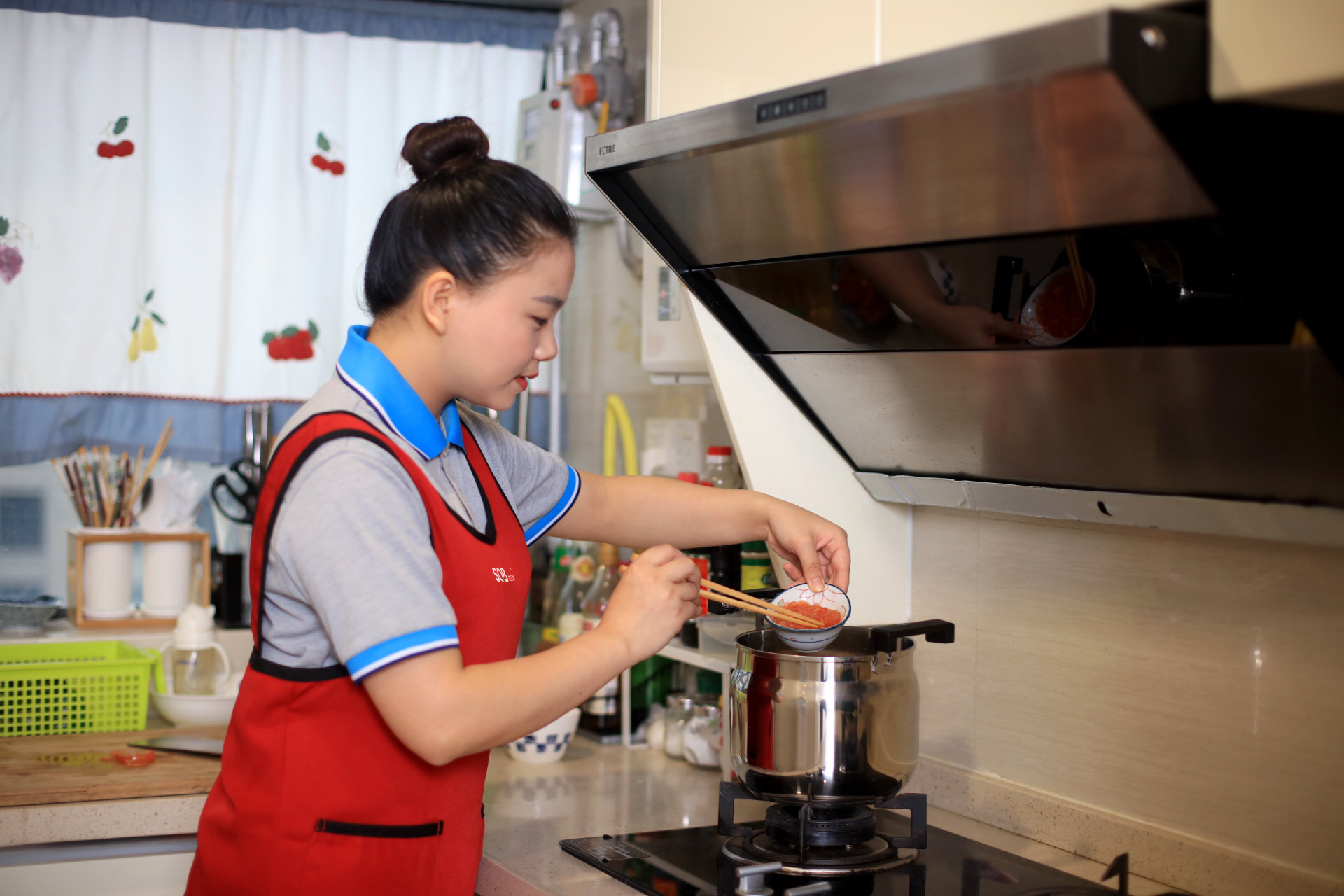 深圳育兒嫂都能干什么？育兒嫂價(jià)格多少錢一個(gè)月？